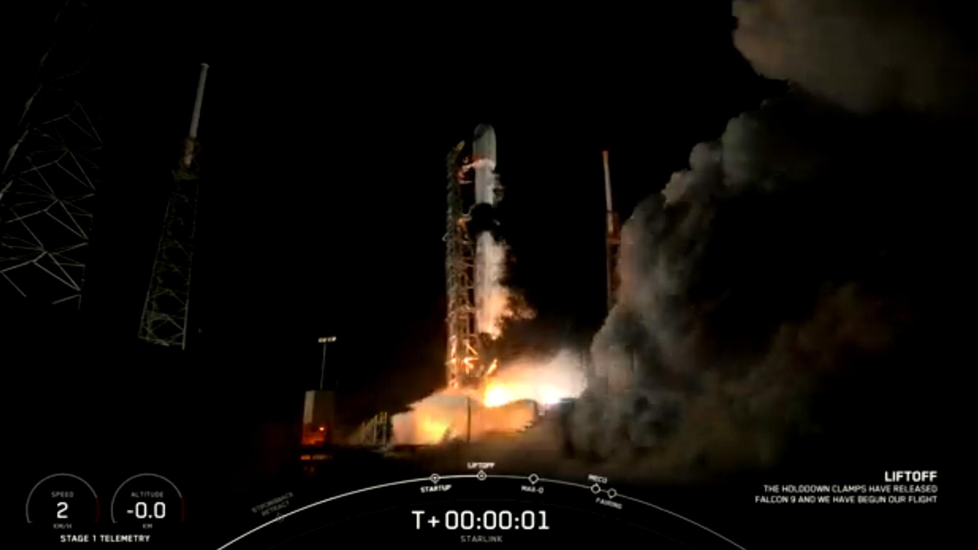 SpaceX запустила ракету-носитель с 55 спутниками Starlink