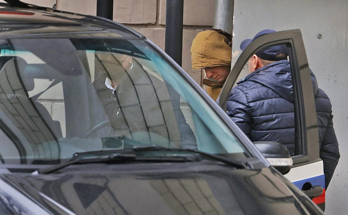 Задержанного по подозрению в шпионаже Эвана Гершковича&nbsp;сопровождают к машине у Лефортовского суда в Москве, 30 марта 2023 г.