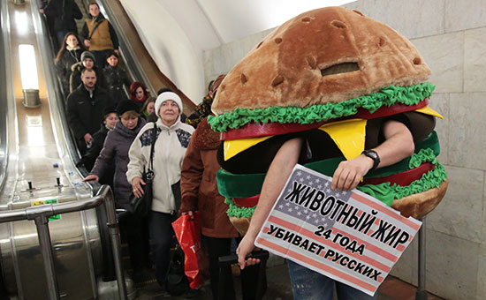 Акция по импровизированному выдворению за пределы страны гамбургера, как символа фаст-фуда.