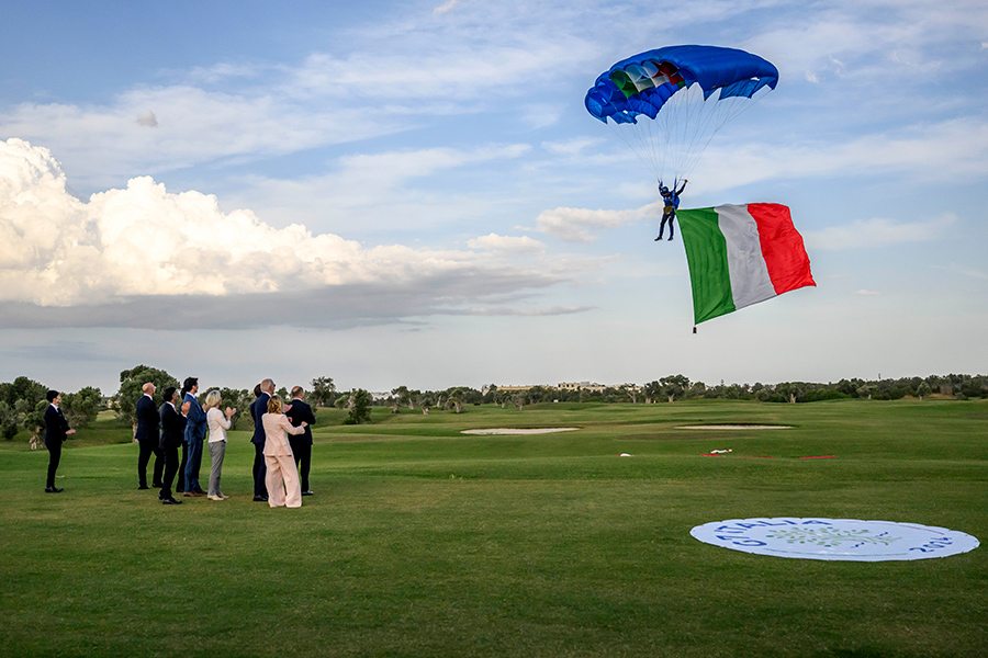Политики наблюдают за прыжком с парашютом в гольф-клубе