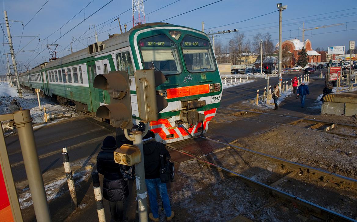 В России ввели штрафы за проход через ж/д пути на красный свет