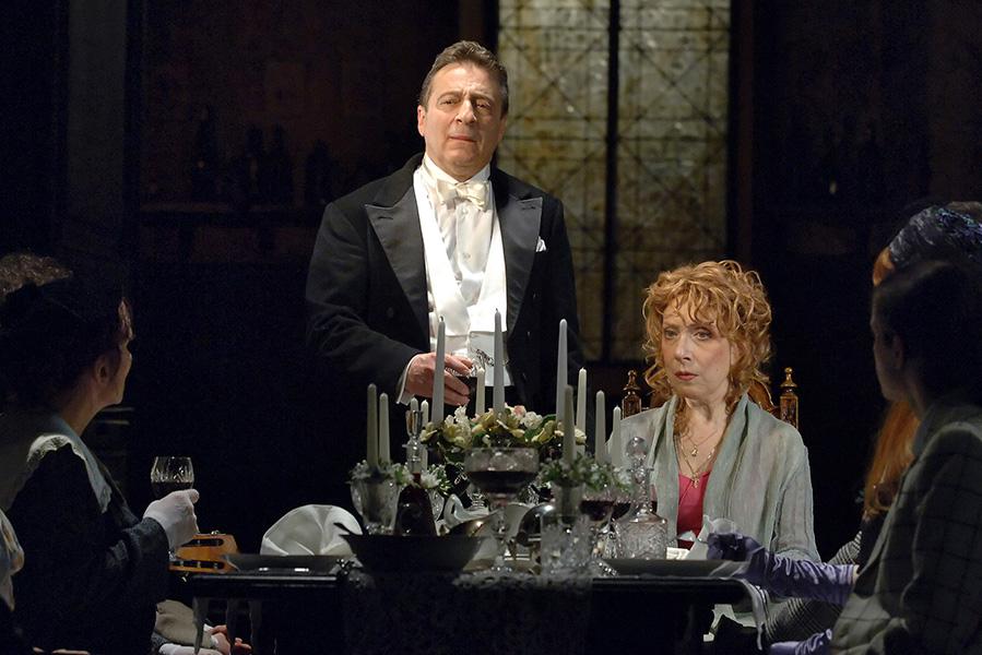 Инна Чурикова и Геннадий Хазанов во время спектакля &laquo;Город миллионеров&raquo; в постановке Романа Самгина в театре &laquo;Ленком&raquo;, 2006 год