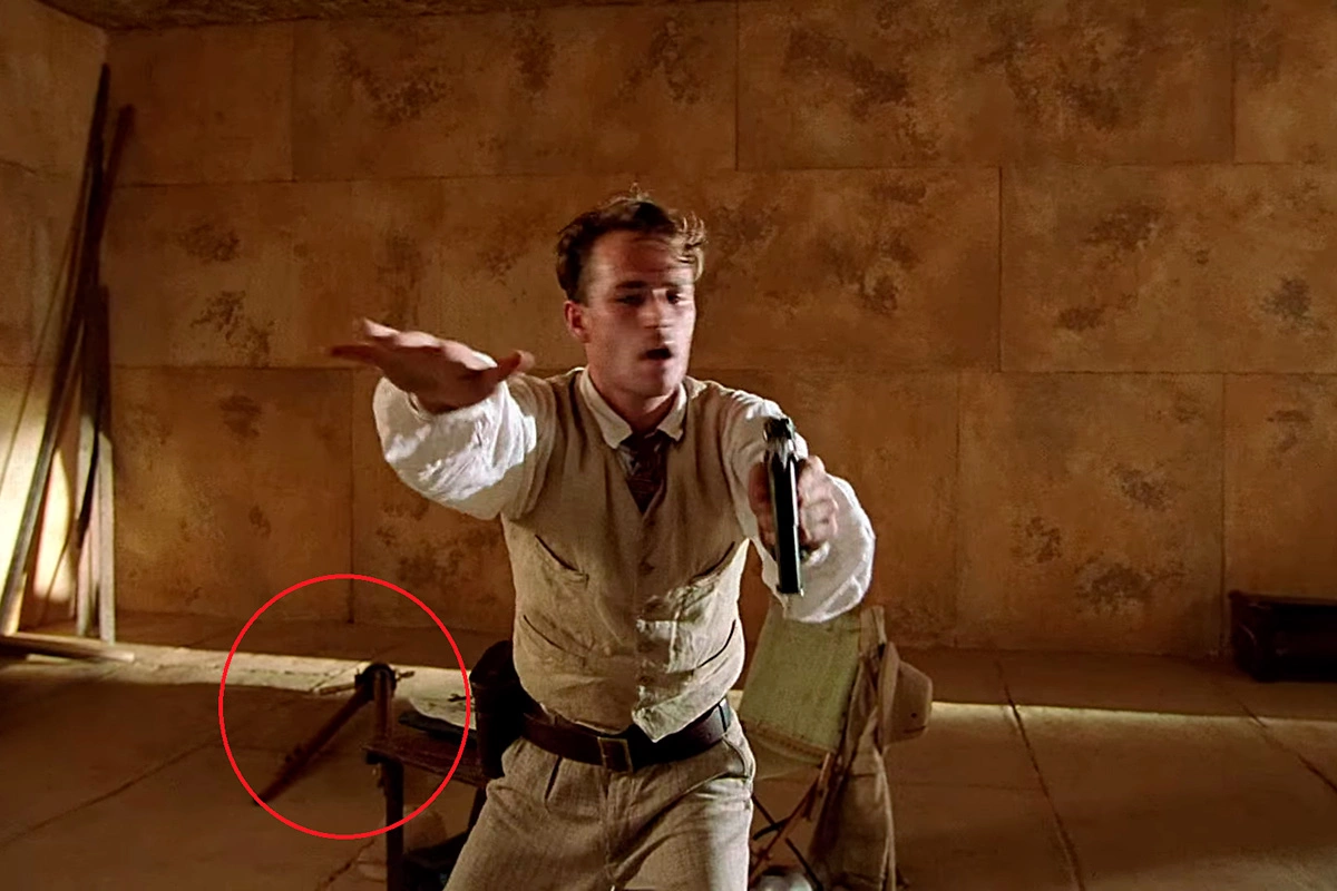 Внезапно труба оказывается лежащей на полу, кадр из фильма «Пятый элемент»