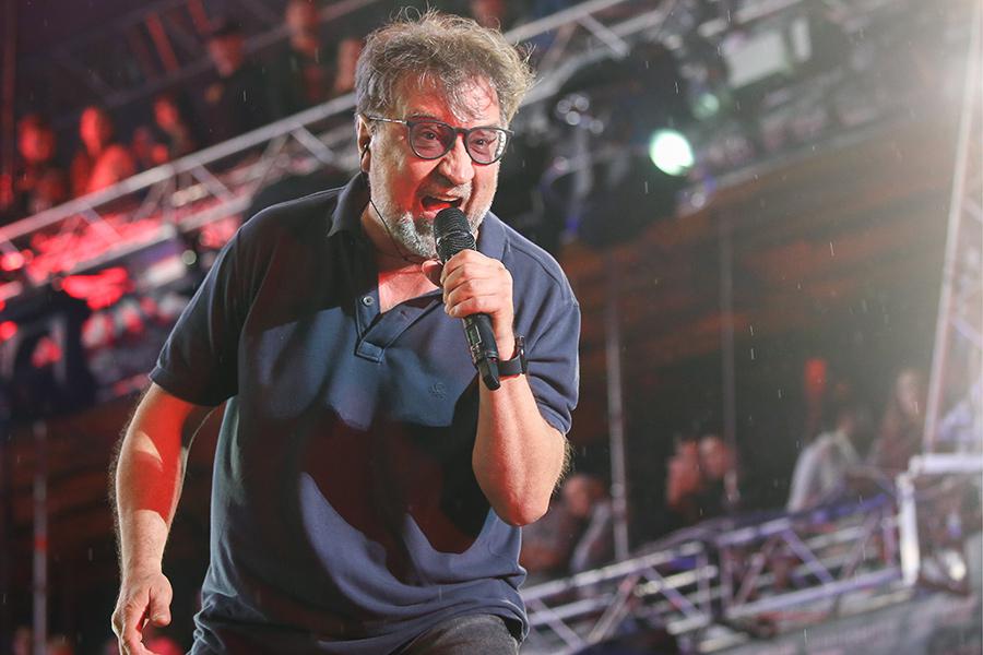 Юрий Шевчук во время выступления в 2019 году