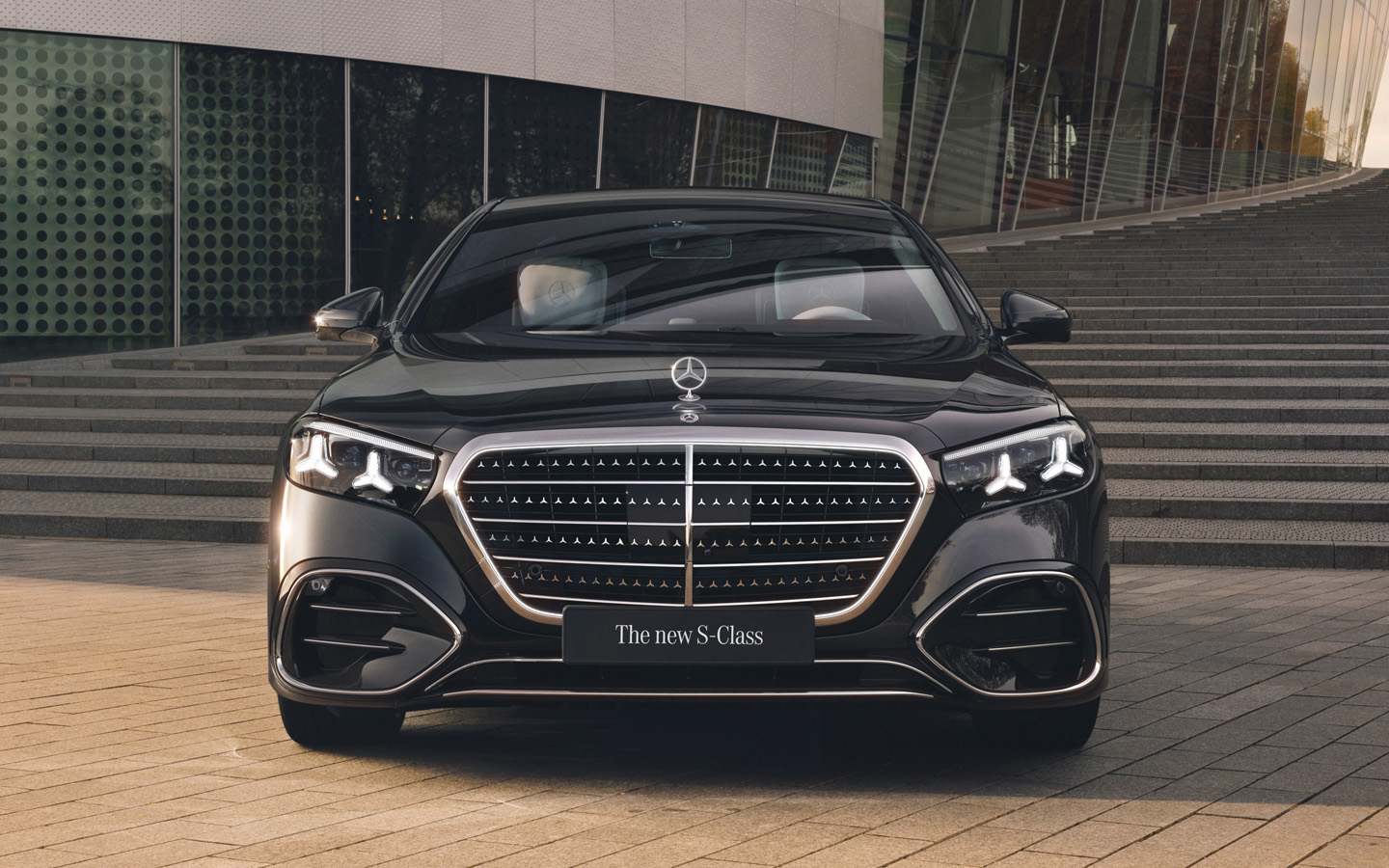 Седан S-Class&nbsp;получил более массивную решетку радиатора и светящуюся эмблему на капоте. &laquo;Гриль&raquo; также украшен&nbsp;фирменными звездами