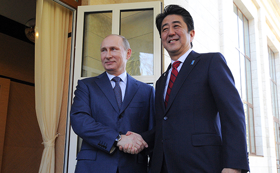 Президент России Владимир Путин и&nbsp;премьер-министр Японии Синдзо Абэ (слева направо) во&nbsp;время встречи в&nbsp;резиденции &laquo;Бочаров ручей&raquo;, 2014 год