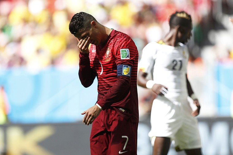 Португалия - Гана - 2:126 июня. Победа в последнем матче группового турнира над Ганой не помогла сборной Португалии и ее главной звезде Криштиану Роналду выйти в плей-офф. Португальский фондовый рынок провалился не так, как футбольная сборная, но все же упал.Португальский PSI-20:  -1,65%Общеевропейский FTSEurofirst 300:  +0,07%
