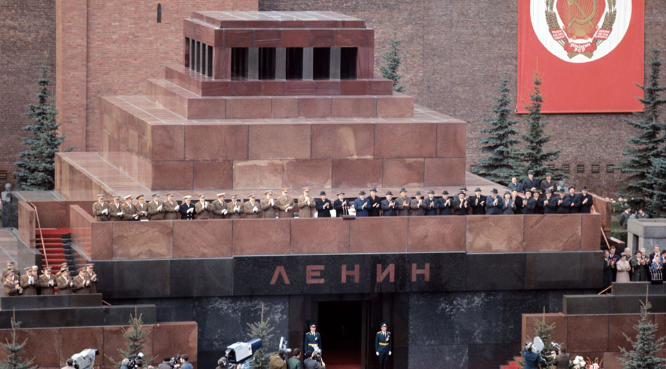 Почему стоит ленинский. Трибуна мавзолея Ленина. Гранитный мавзолей Ленина. Мавзолей в.и Ленина на красной площади в Москве.