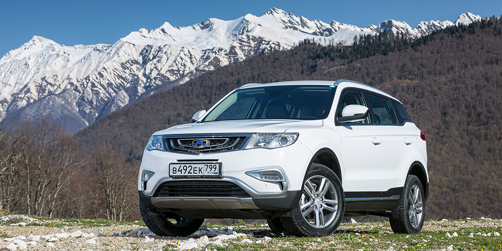 По габаритам Geely Atlas не такой уж и маленький. Его длина составляет 4519&nbsp;мм, ширина &mdash; 1831&nbsp;мм, а высота &mdash; 1694&nbsp;мм. Колесная база при этом не самая большая по меркам класса &mdash; 2670&nbsp;мм.
