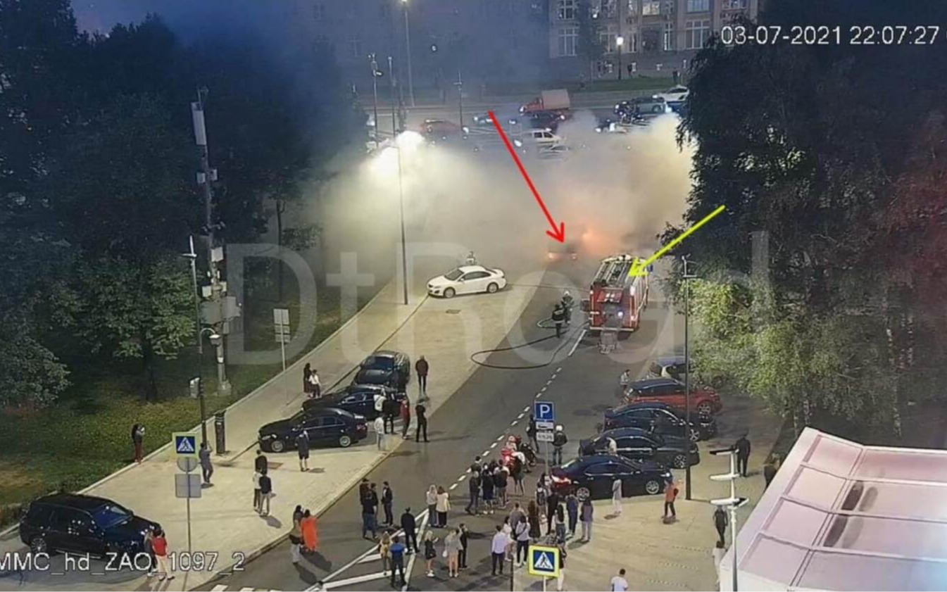 В центре Москвы сгорел спорткар Ferrari