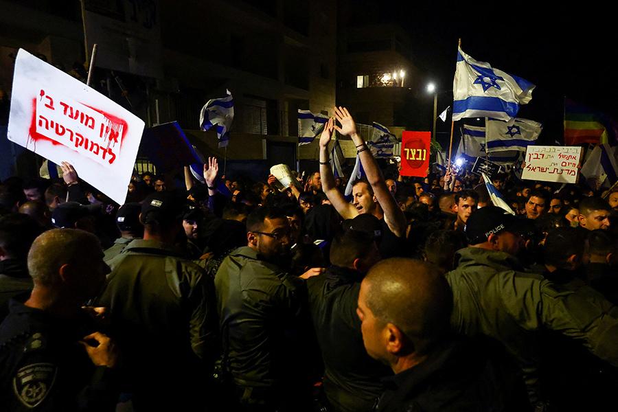 Призыв Беннета не помог. Ночью протестующие в Тель-Авиве заблокировали шоссе Аялон (основное израильское шоссе, проходящее сквозь самую большую агрегацию Израиля &mdash; Гуш-Дан. &mdash; РБК) в обоих направлениях, некоторые из них начали жечь шины и возводить баррикады
