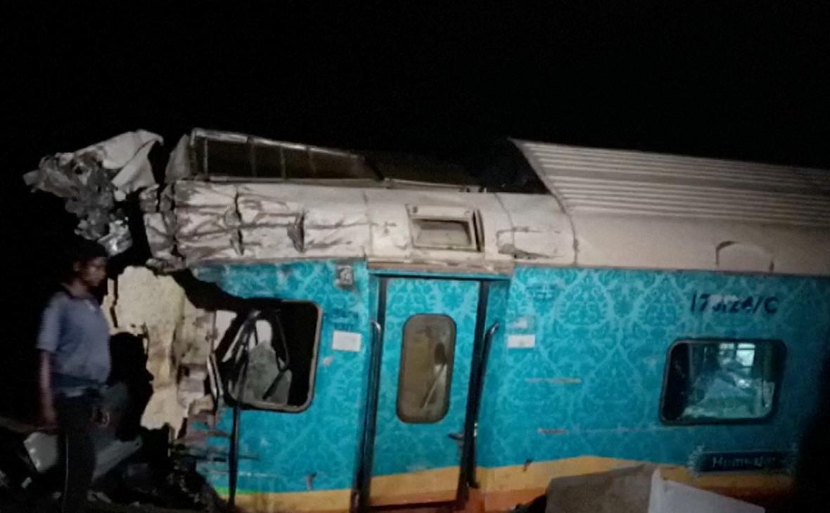 Число погибших при столкновении поездов в Индии увеличилось до 70