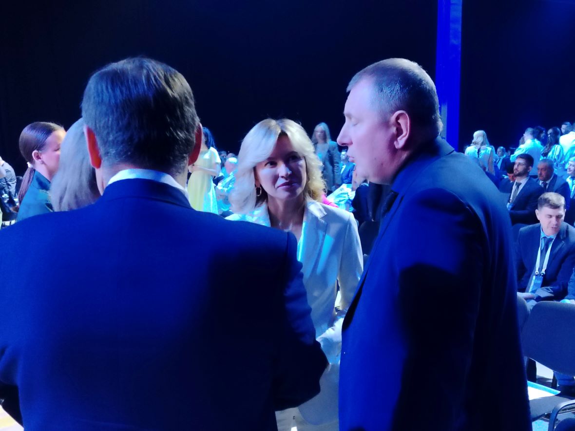 После просьбы организатора занять свои места зал начинает наполняться людьми. В толпе увидели депутата Госдумы РФ от Ростовской области Екатерину Стенякину.