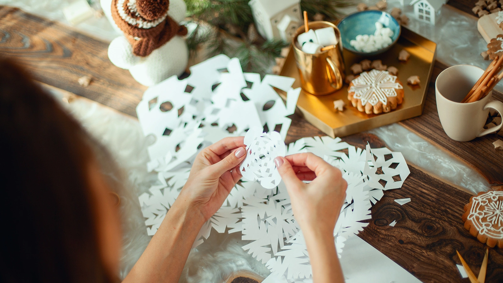 Нежные узоры можно приклеить на окна, сделать из снежинок гирлянды или украсить ими праздничную елку