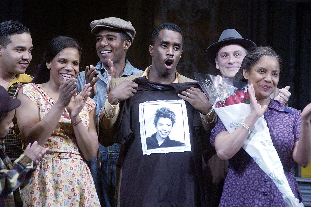 Шон «Пи Дидди» Комбс выходит на поклон в конце премьерного показа пьесы «Изюм на солнце», Нью-Йорк, 26 апреля 2004 года