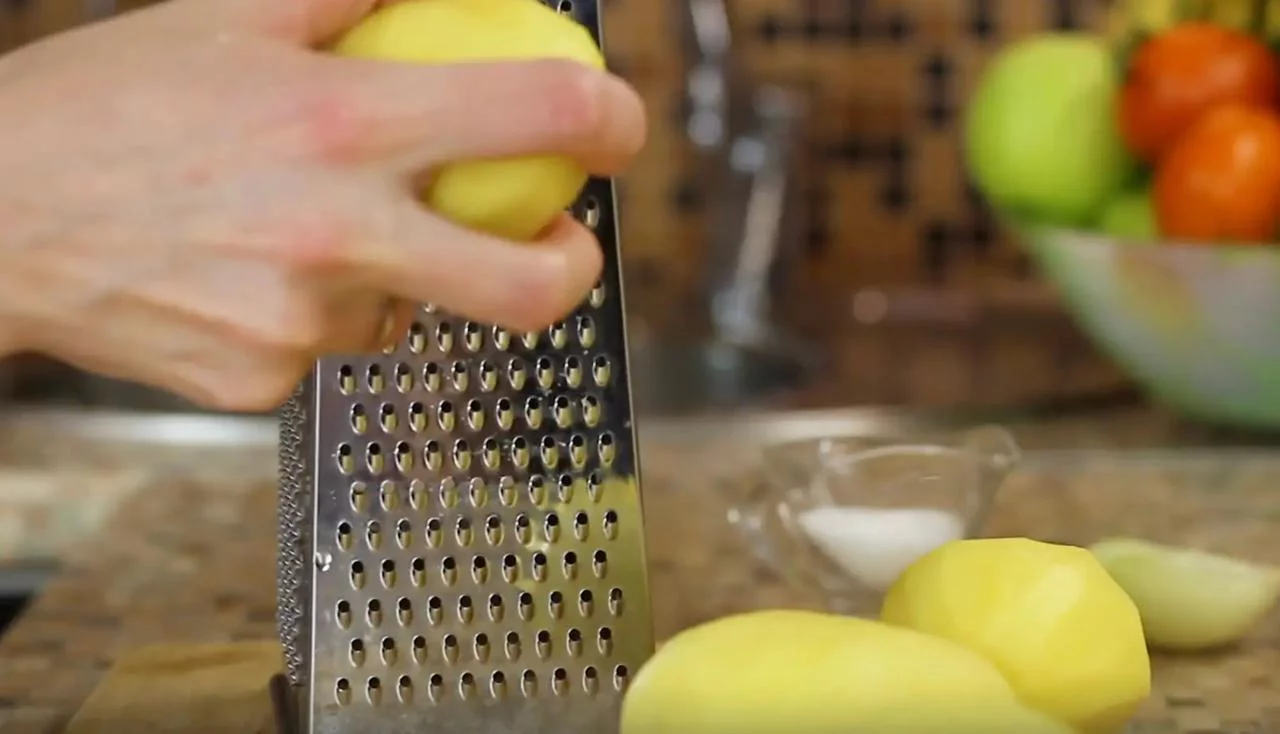 Натрите картофель