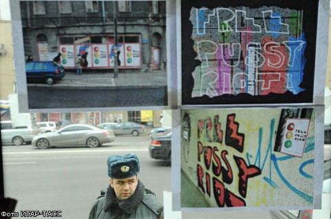 По Москве проехал арт-автобус в поддержку Pussy Riot