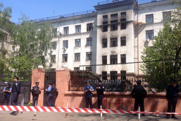 Патруль милиции у здания областного совета профсоюзов в Одессе 