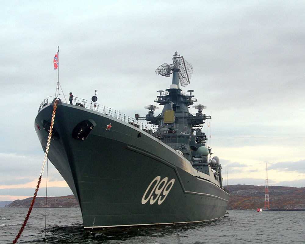 Боевой корабль Северного флота - тяжелый атомный ракетный крейсер "Петр Великий".