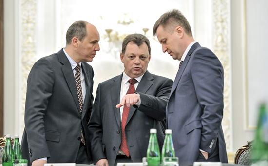 Глава Службы внешней разведки Украины Виктор Гвоздь (в центре)


