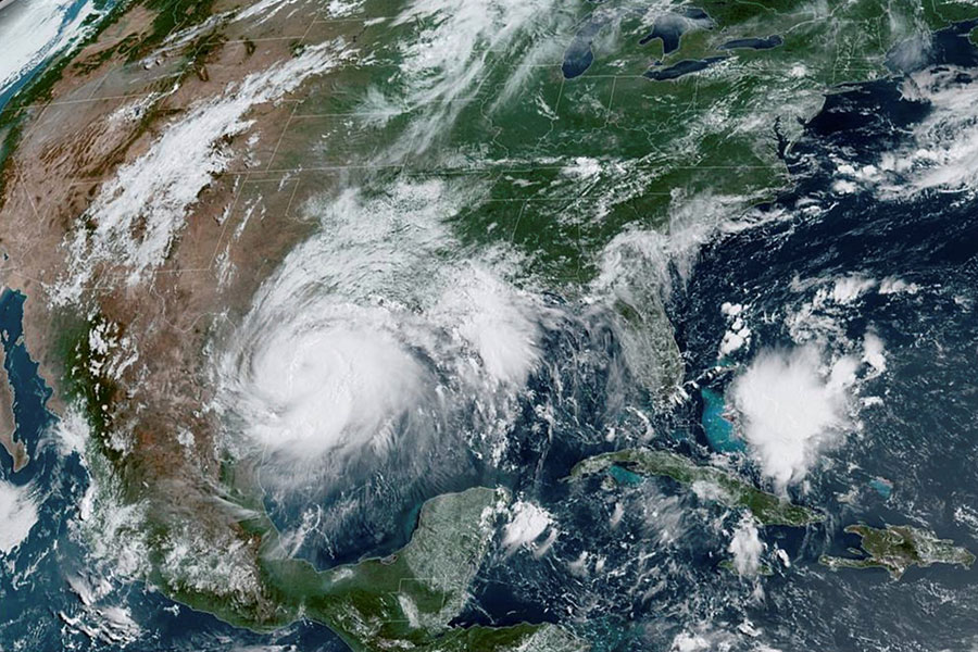 Несмотря на то что ураган ослабел до тропического шторма, он продолжает двигаться от США к Мексике. Синоптики предупредили, что &laquo;Ханна&raquo; по-прежнему грозит наводнениями.
