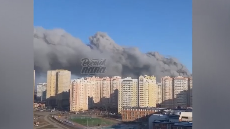 Дым стелется над районом: в Ростове-на-Дону загорелся склад. Видео