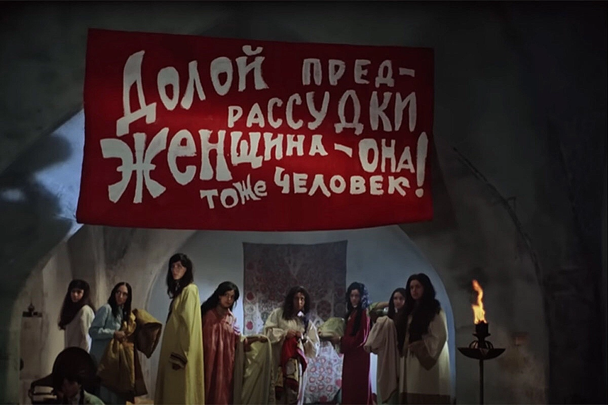С коромыслом что-то не так. Найден явный киноляп в «Белом солнце пустыни»