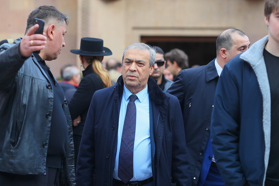 Представители других стран также решили проститься с Кеосаяном. Например, это сделал посол Палестины в России Абдель Хафиз Нофаль.