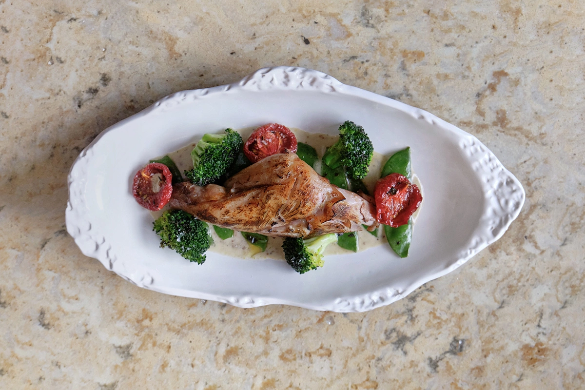 Почки кролика с лисичками и молодым горошком