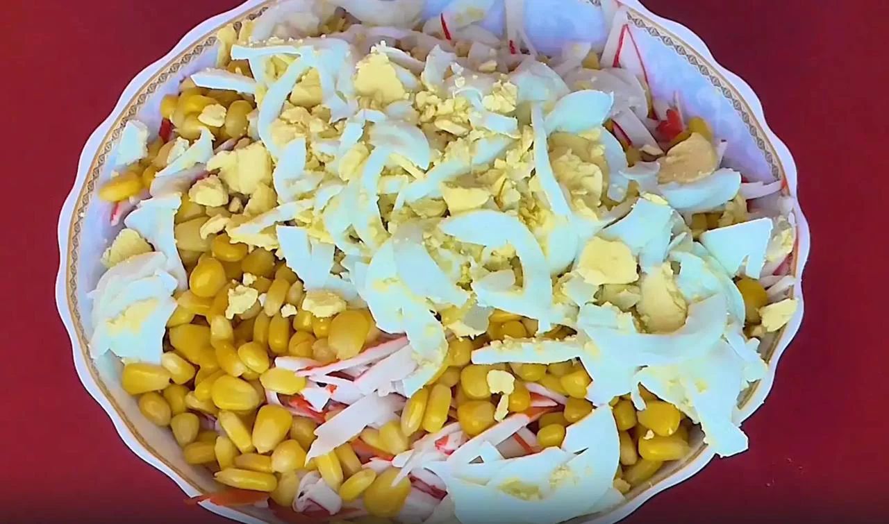 Соедините все ингредиенты в одной миске