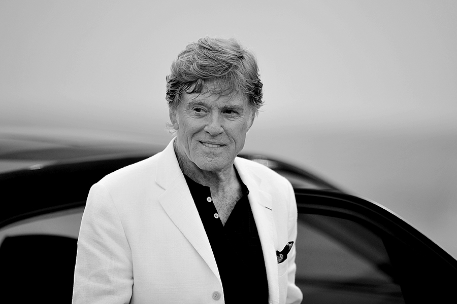 Будущий актер родился в 1936 году в семье американского молочника. Мечтал стать художником, но, по его собственным словам, не хватило таланта. Успех к Редфорду-актеру пришел довольно поздно&nbsp;&mdash; в 33 года, после исполнения главной роли в фильме &laquo;Буч Кэссиди и Сандэнс Кид&raquo;, где он играл вместе с тогдашней звездой Полом Ньюманом.

Среди более поздних знаковых фильмов Редфорда криминальная комедия об Америке времен Великой депрессии &laquo;Афера&raquo; (так же с Ньюманом), драмы &laquo;Какими мы были&raquo; с Барброй Стрейзанд, &laquo;Из Африки&raquo; с Мэрил Стрип&nbsp;и &laquo;Непристойное предложение&raquo; с Деми Мур, а также экранизация роман &laquo;Великий Гэтсби&raquo; с Мией Фэрроу и детектив &laquo;Вся президентская рать&raquo; с Дастином Хоффманом. Также Редфорд получил признание в качестве режиссера&nbsp;&mdash; он снял девять фильмов. За свою дебютную работу&nbsp;&mdash; психологическую драму &laquo;Обыкновенные люди&raquo; &mdash; он получил &laquo;Оскар&raquo;.

Актер умер 16 декабря на 90-м году жизни.

Читать больше