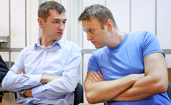 Оппозиционер Алексей Навальный и его брат Олег (справа налево), обвиняемые в хищении у косметической компании «Ив Роше Восток»