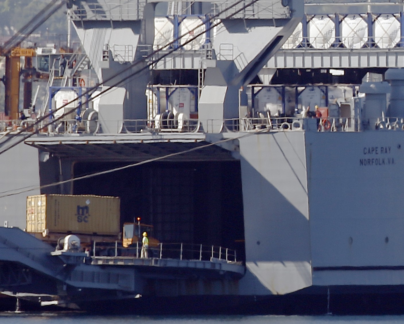 Погрузка химического оружия из Сирии на корабль ВМС США Cape Ray