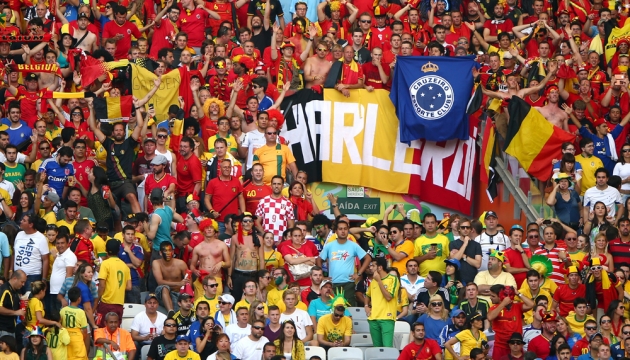 Болельщики преветствуют каоманды на стадионе "Минейран"  пред матчем в Группе H  Бельгия - Алжир. 17 июня, Белу-Оризонти, Бразилия. 