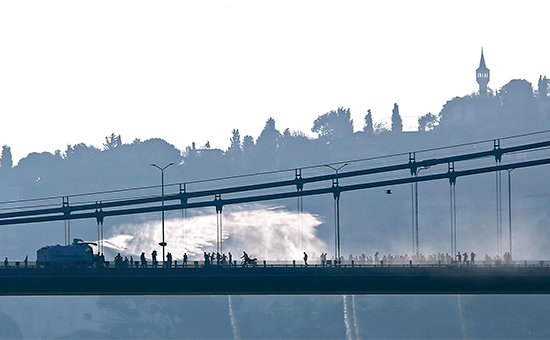 Мост через Босфор в Стамбуле. 16 июля 2016 года


