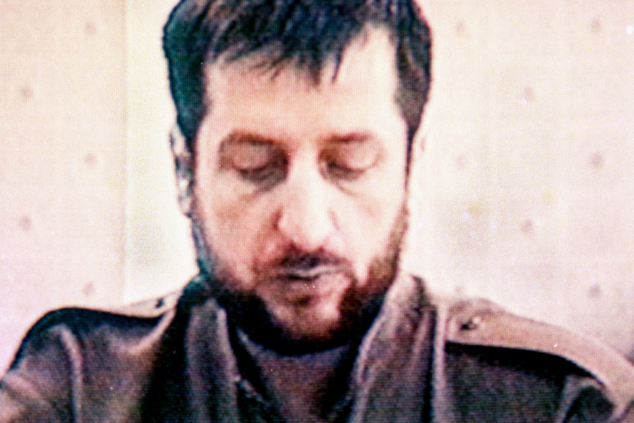 Турпал Атгериев

Во время первой чеченской войны командовал полком,&nbsp;вместе с&nbsp;Салманом Радуевым принимал участие в&nbsp;нападении боевиков на&nbsp;Кизляр, в&nbsp;результате&nbsp;которого погибли 78 человек, еще несколько сотен получили ранения. После войны получил звание бригадного генерала, руководил избирательным штабом Масхадова. В январе 1998 года был назначен вице-премьером по&nbsp;вопросам силовых ведомств, а&nbsp;затем занял пост министра государственной безопасности. СМИ сообщали, что&nbsp;Атгериев летом 1999 года звонил Владимиру Путину и&nbsp;предупреждал его о&nbsp;готовящемся вторжении ваххабитов в&nbsp;Дагестан.

В октябре 2000 года был задержан в&nbsp;Махачкале. За участие в&nbsp;нападении на&nbsp;Кизляр суд приговорил Атгериева к&nbsp;15 годам лишения свободы. В августе 2002 года скончался в&nbsp;колонии под&nbsp;Екатеринбургом. Представитель Минюста России тогда заявил, что&nbsp;заключенный страдал лейкозом, однако&nbsp;близкие погибшего заявляли, что&nbsp;у Атгериева не&nbsp;было тяжелых заболеваний. По словам его адвоката, после&nbsp;выхода из&nbsp;колонии бывший министр был намерен вернуться в&nbsp;Чечню и&nbsp;продолжить политическую карьеру.

На фото: Турпал Атгериев в&nbsp;1999 году
