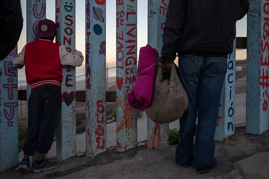 В Мексике также недовольны беженцами, расположившимися у границы. Жители Тихуаны провели акцию протеста вблизи их лагеря, выкрикивая антииммигрантские лозунги
