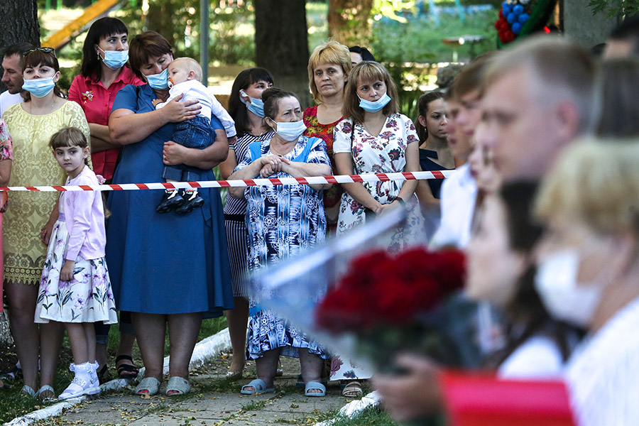 Школьники и родители перед началом первого урока в Константиновской средней школе в Крыму