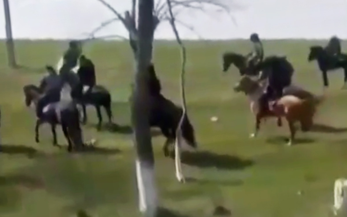 Чеченец на разрыв 2. Чеченцы на конях. Чеченский конный поход. Конная полиция в Дагестане. Поход в Чечне на конях.