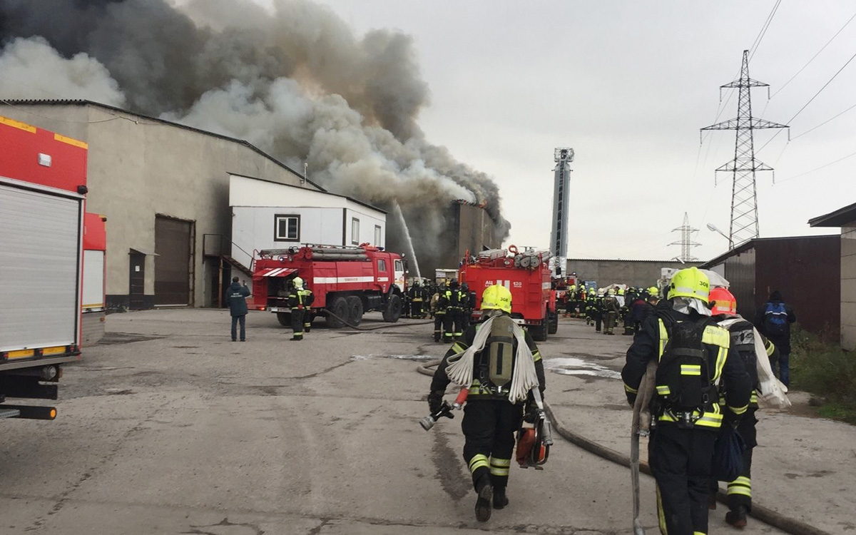 Крупный пожар произошел на складе возле Хованского кладбища в Москве — РБК