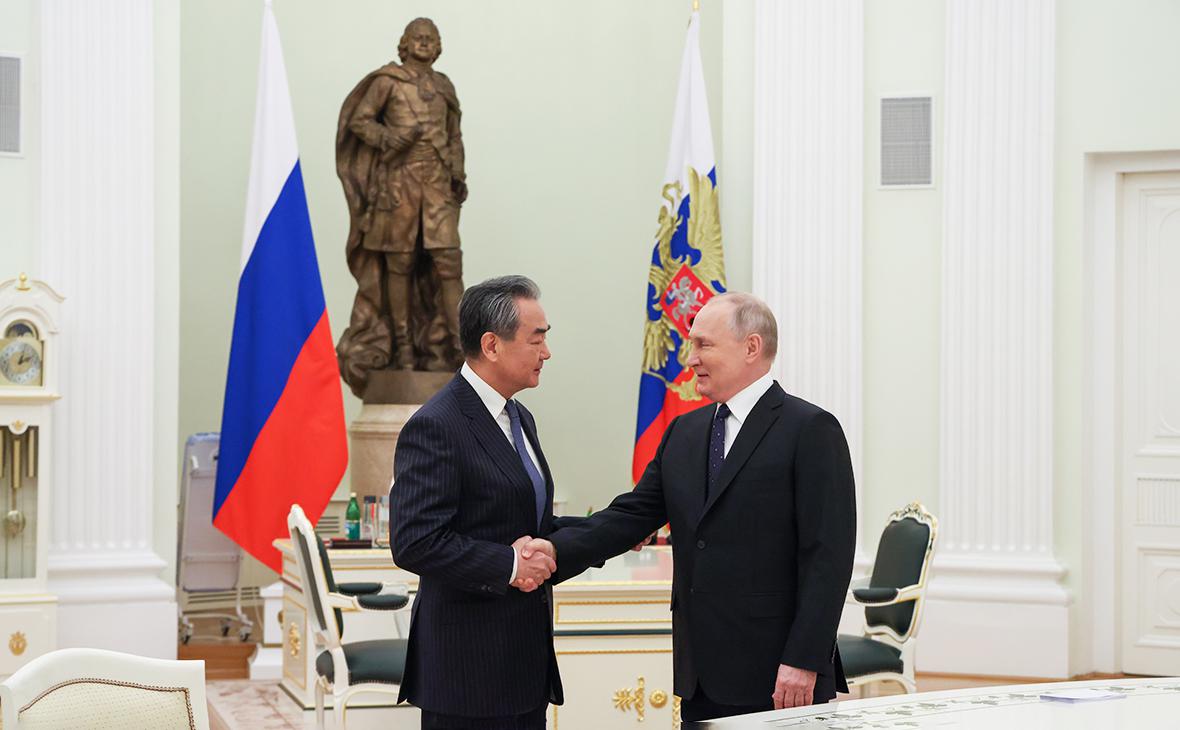 Ван И и Владимир Путин&nbsp;во время встречи в Кремле