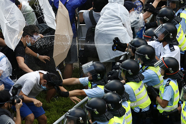 В столкновениях с протестующими спецназ применил перцовый газ.