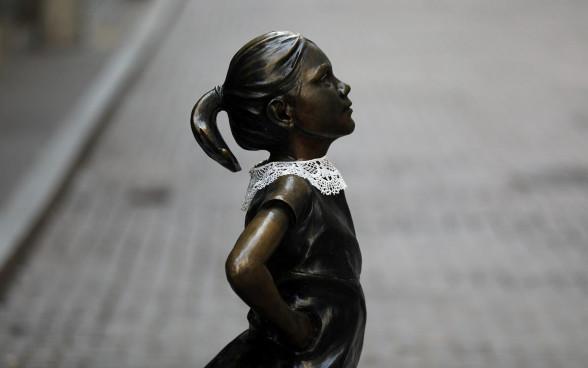 Статуя под названием &laquo;Бесстрашная девочка&raquo; напротив Нью-Йоркской фондовой биржи (NYSE)