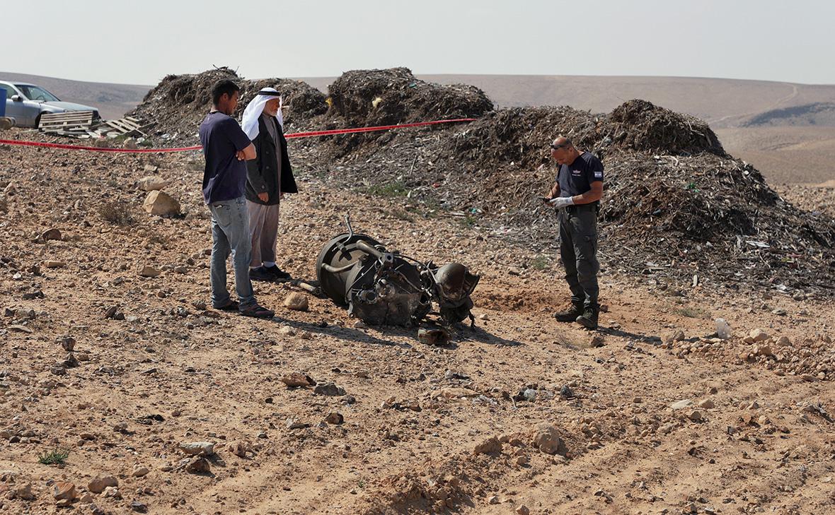 Обломки ракетного ускорителя недалеко от города Арад в Израиле