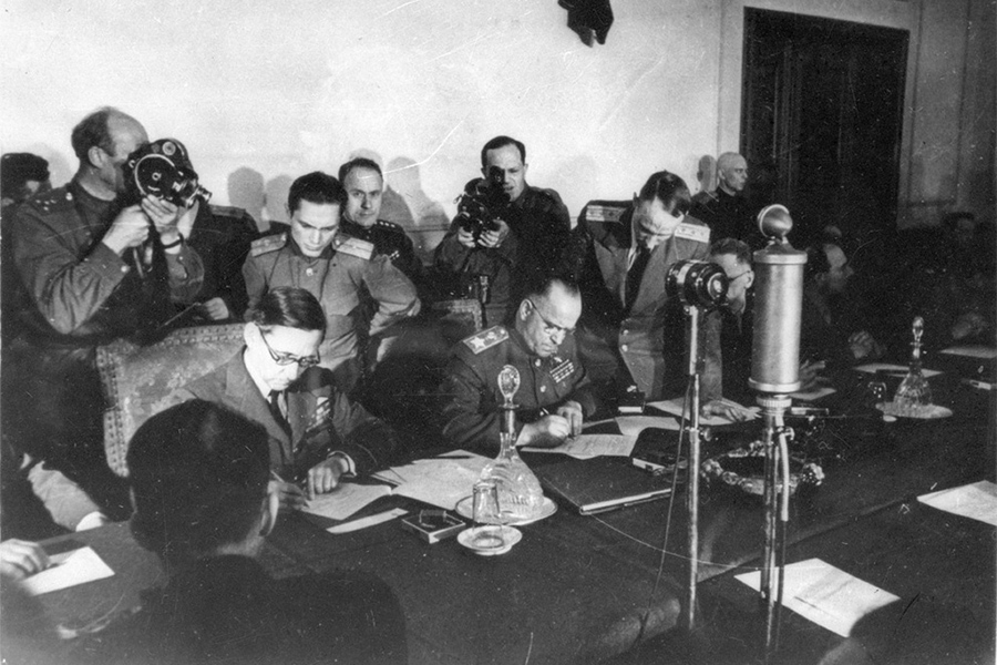 Жуков и Теддер подписывают Акт о капитуляции, 8 мая 1945 года