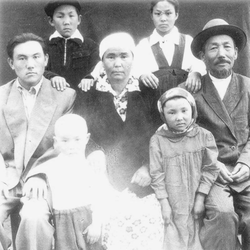 Нурсултан Назарбаев с семьей: отцом Абишем, матерью Альжан, братьями Сатыбалды и Булатом, сестрой Анипой