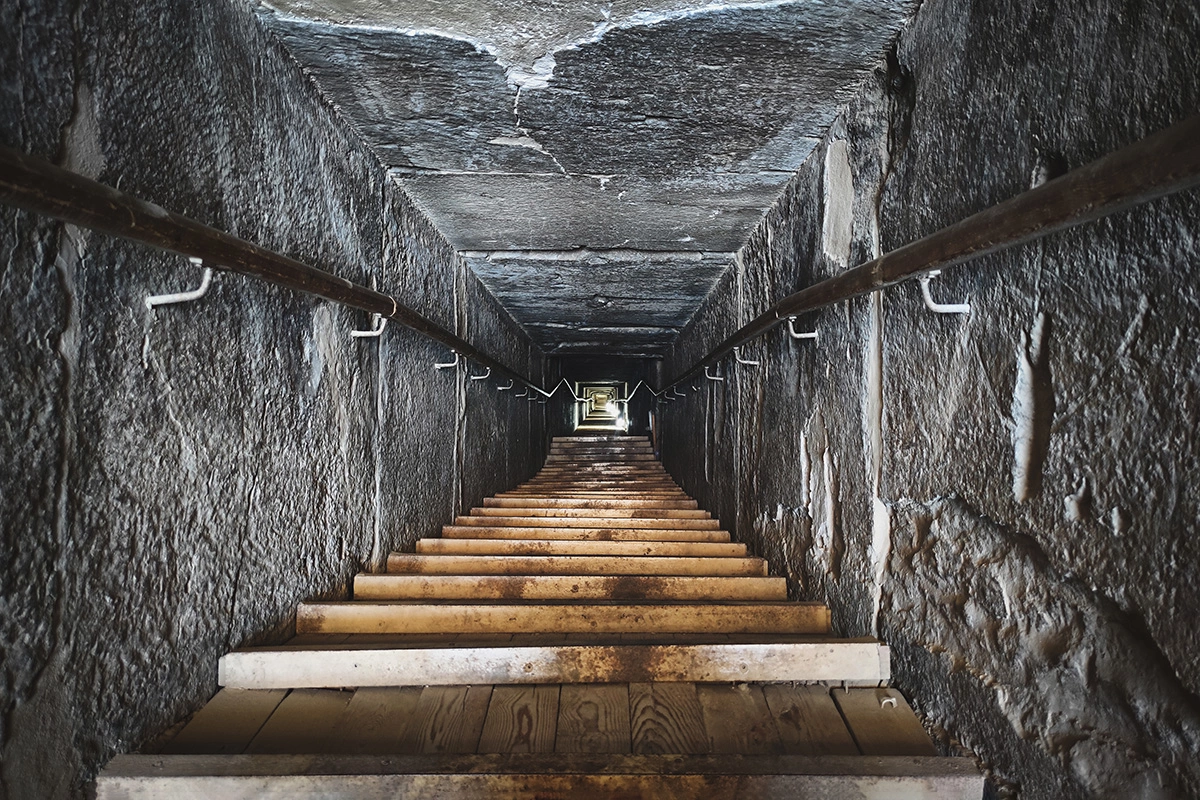 Спуск в древнюю египетскую пирамиду