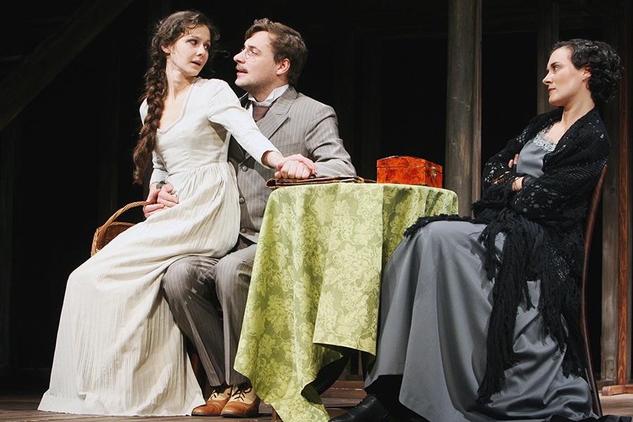 Сцена из спектакля «Бесприданница» в постановке режиссера Петра Фоменко в новом здании «Мастерской Петра Фоменко». Артисты Полина Агуреева в роли Ларисы Дмитриевны (слева), Наталия Курдюбова в роли вдовы Хариты Огудаловой и Евгений Цыганов в роли Карандышева, 2007 год