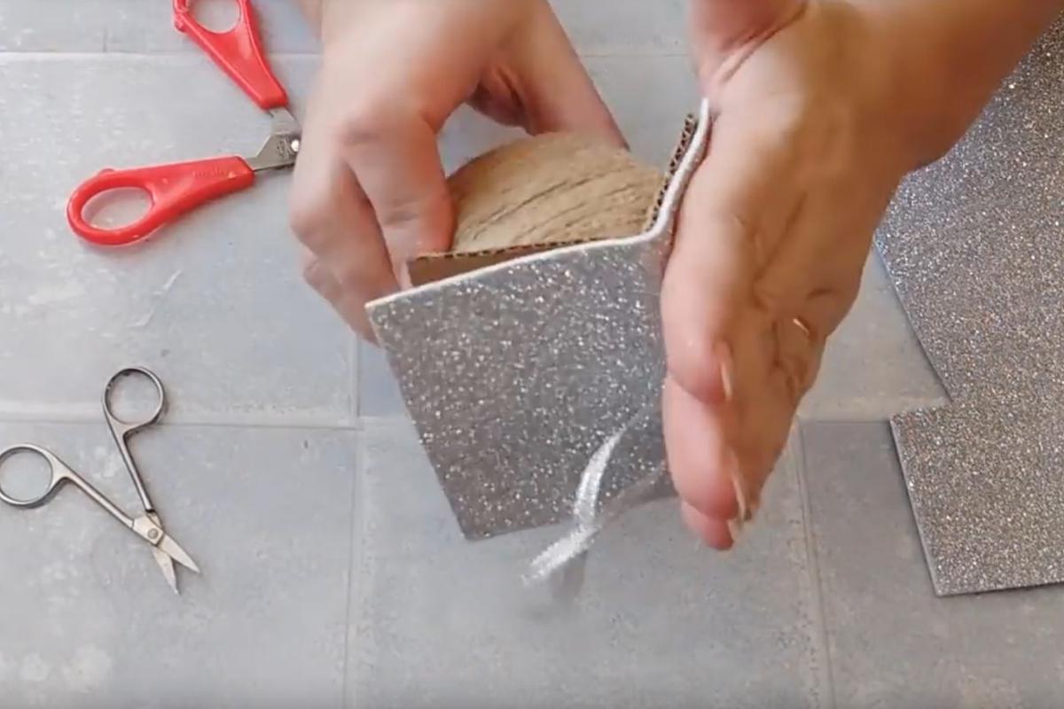 Как сделать новогодний домик из пластиковой бутылки