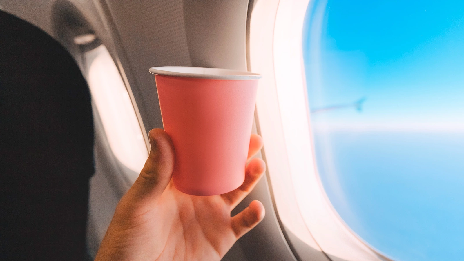 Названы самые популярные напитки на борту российских авиалиний